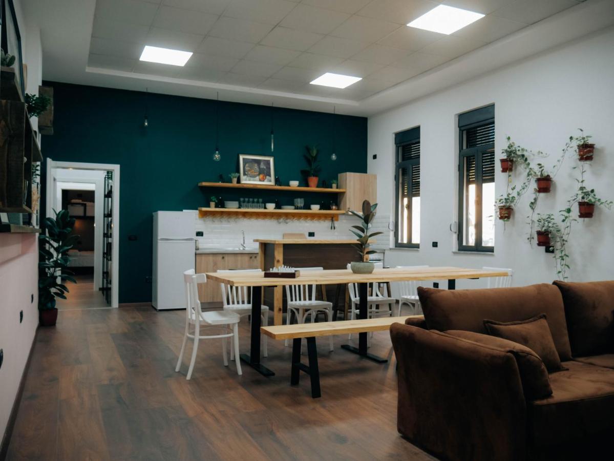 The Maze Hostel Tiranë Ngoại thất bức ảnh