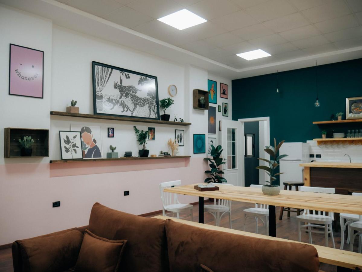 The Maze Hostel Tiranë Ngoại thất bức ảnh