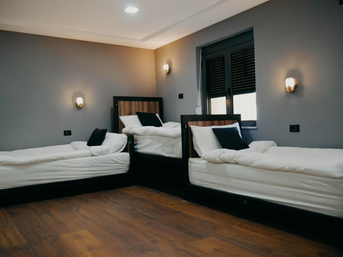 The Maze Hostel Tiranë Ngoại thất bức ảnh