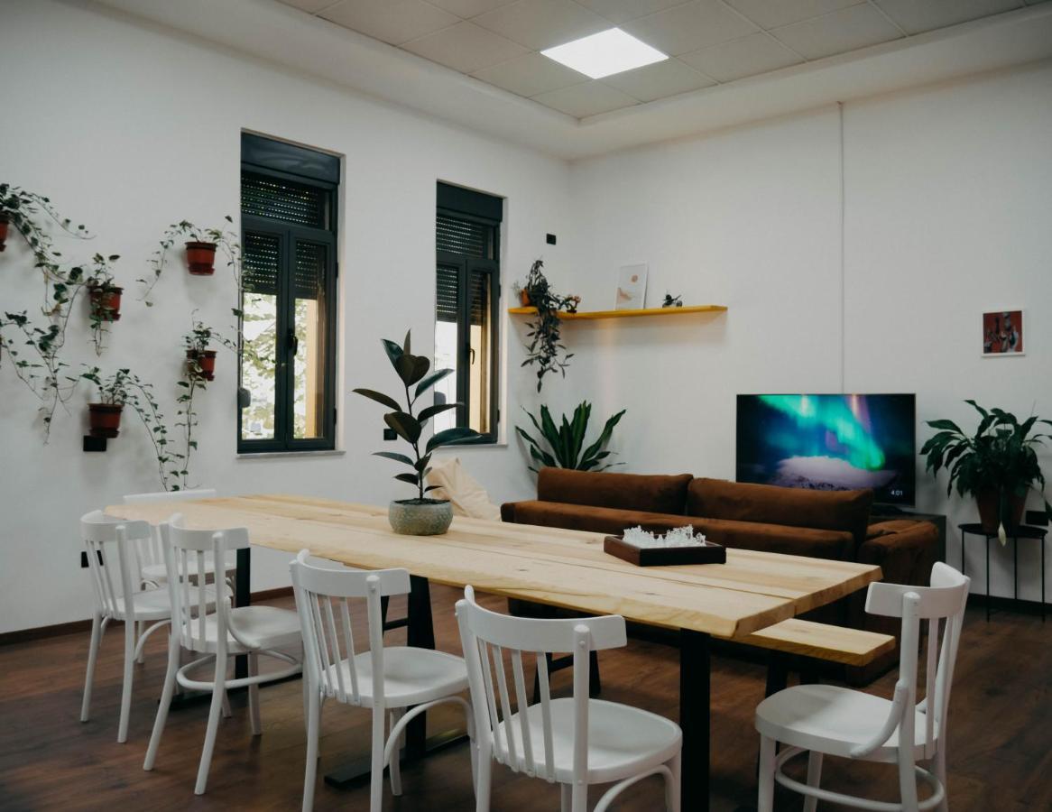 The Maze Hostel Tiranë Ngoại thất bức ảnh