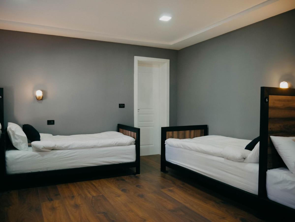 The Maze Hostel Tiranë Ngoại thất bức ảnh