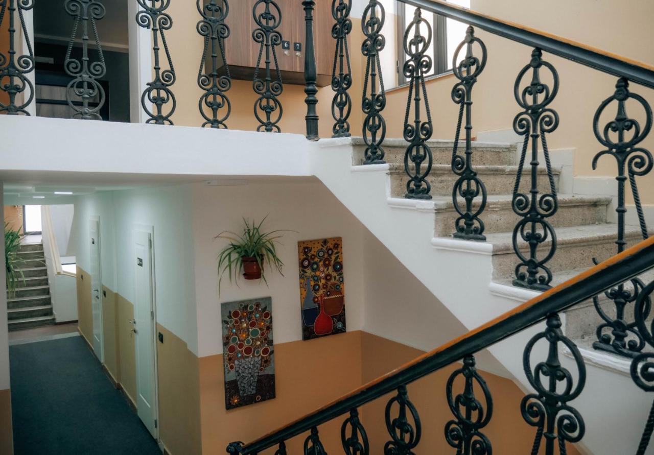 The Maze Hostel Tiranë Ngoại thất bức ảnh