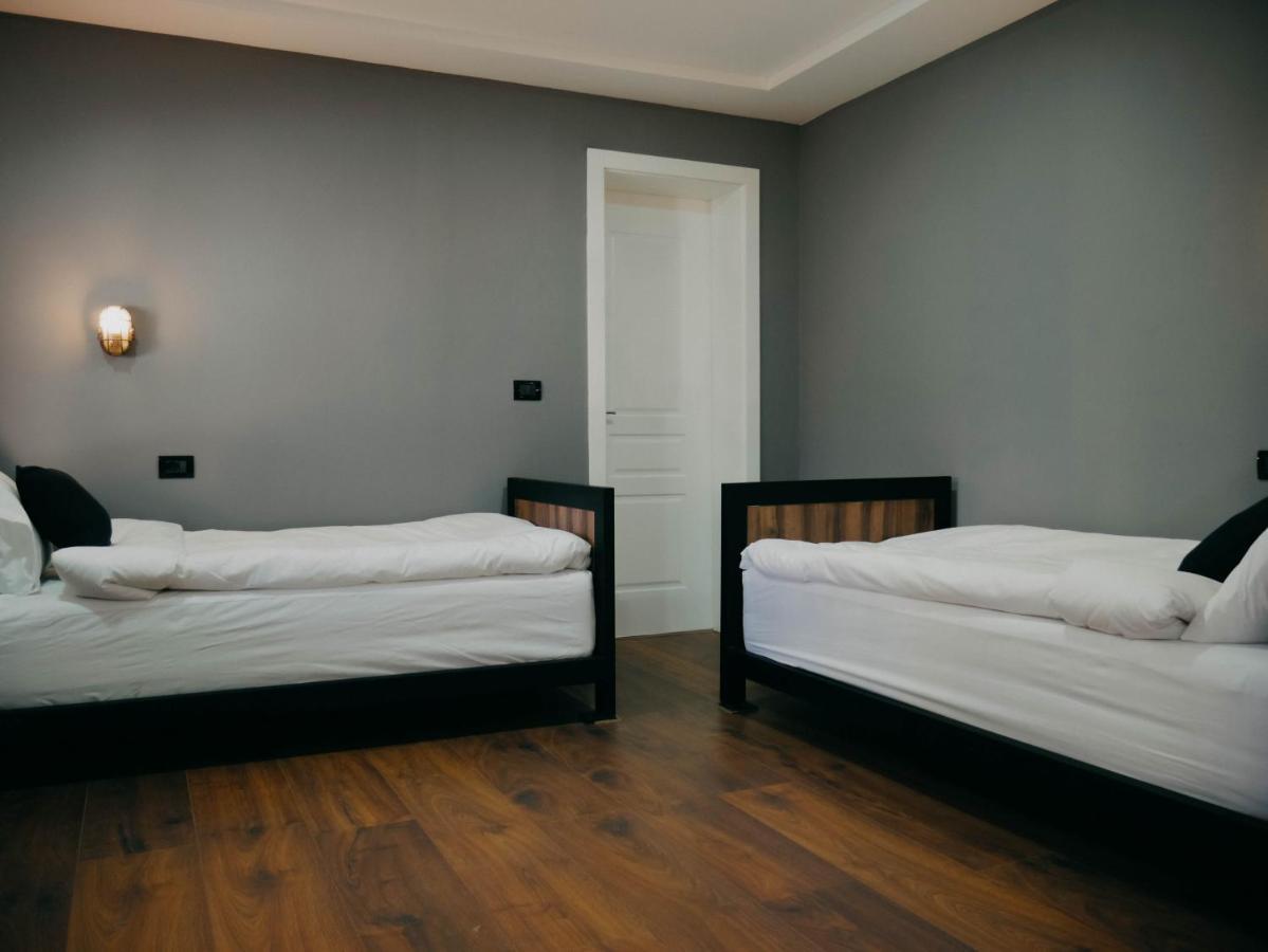 The Maze Hostel Tiranë Ngoại thất bức ảnh