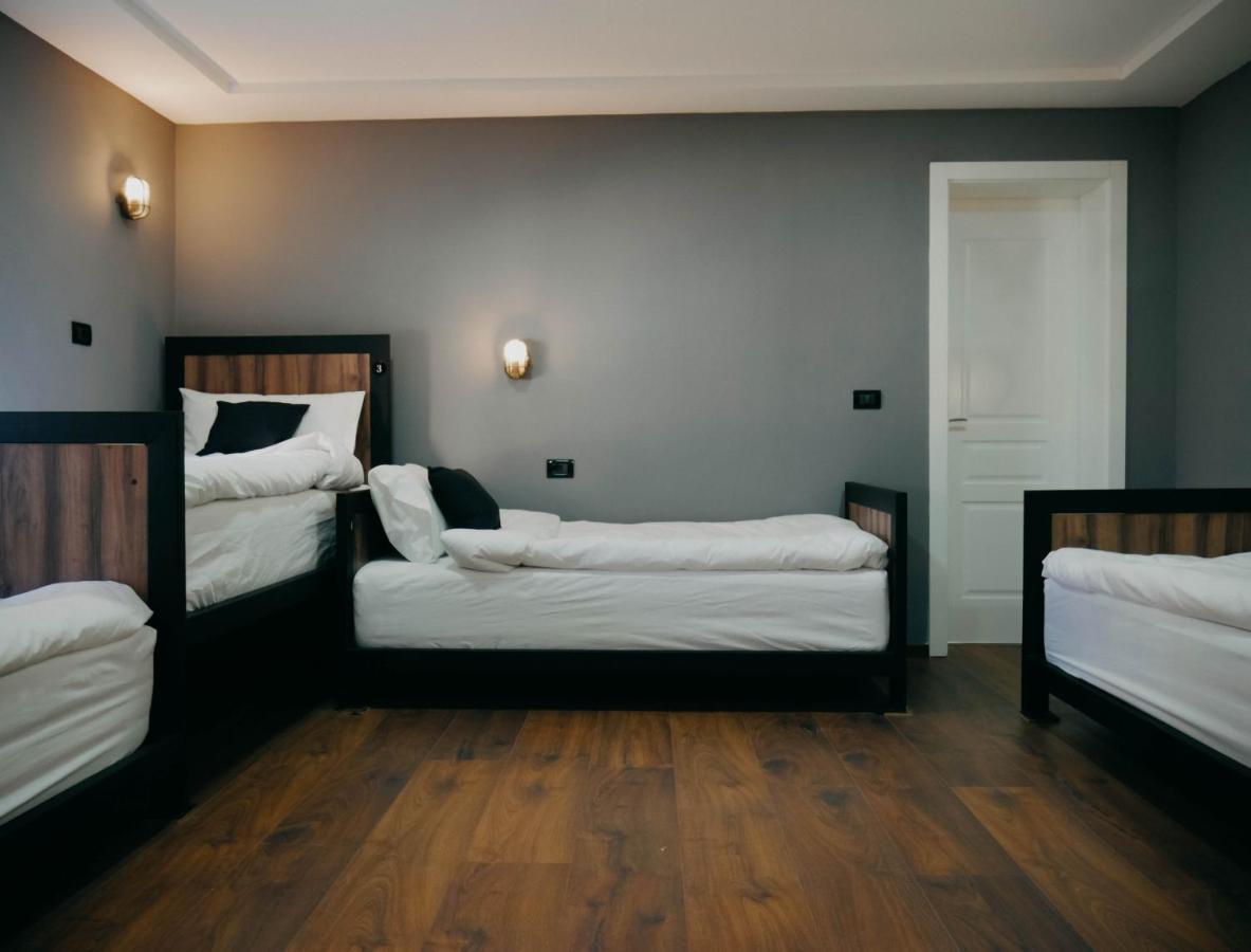 The Maze Hostel Tiranë Ngoại thất bức ảnh